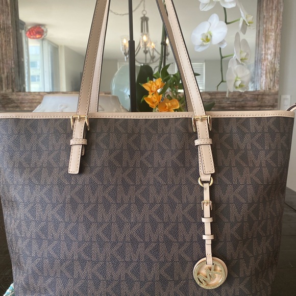 🌺Michael Kors Signature Tote NWOT (Brown & Tan) w/Gold Hardware. - Picture 2 of 11